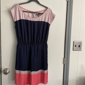 American Eagle pink and blue pleated dress
